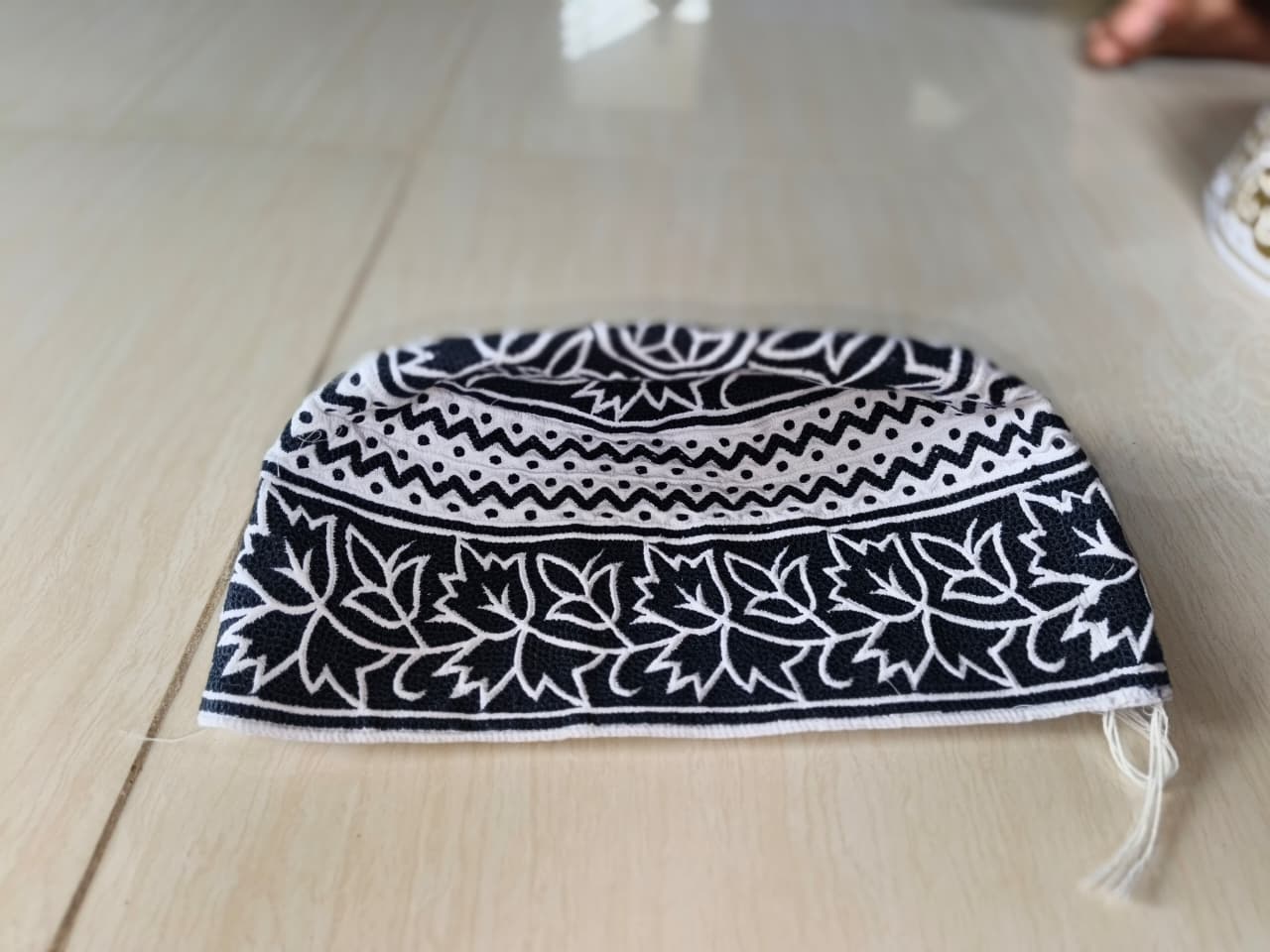 Designer White Omani Kuma with Beautiful Embroidery