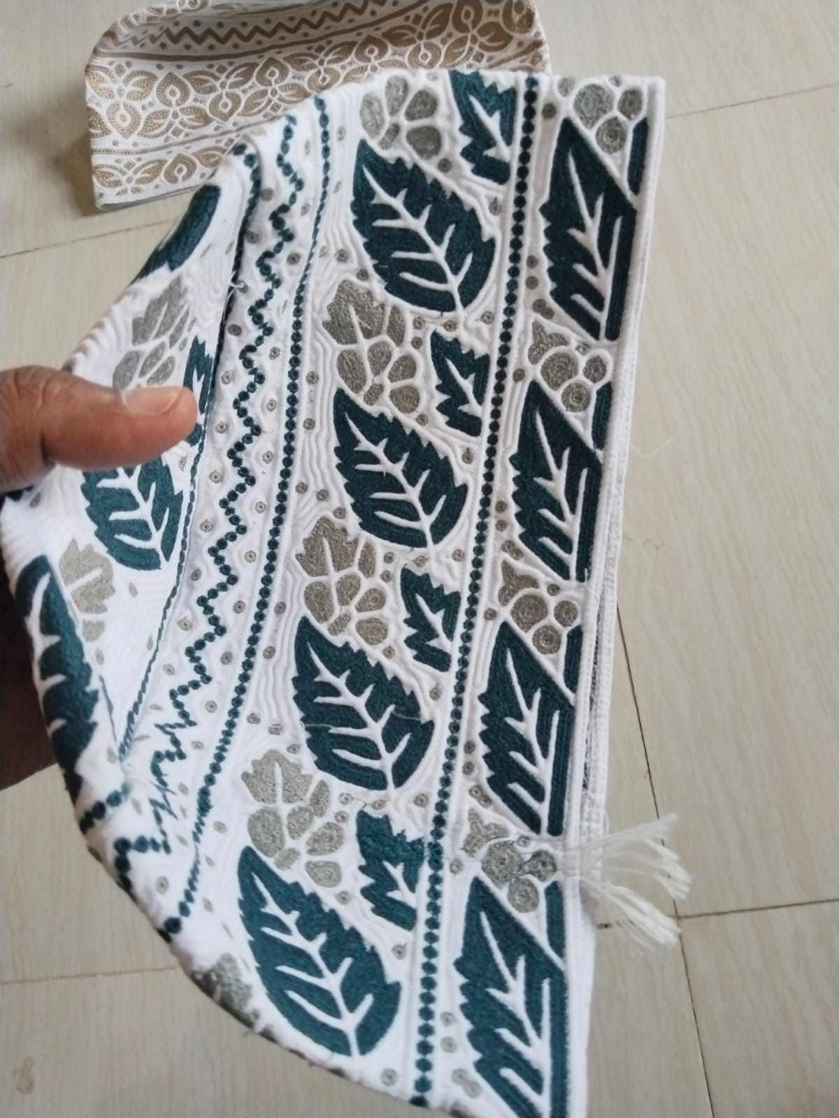 Hand-Finished White Omani Kumma with Premium Embroidery