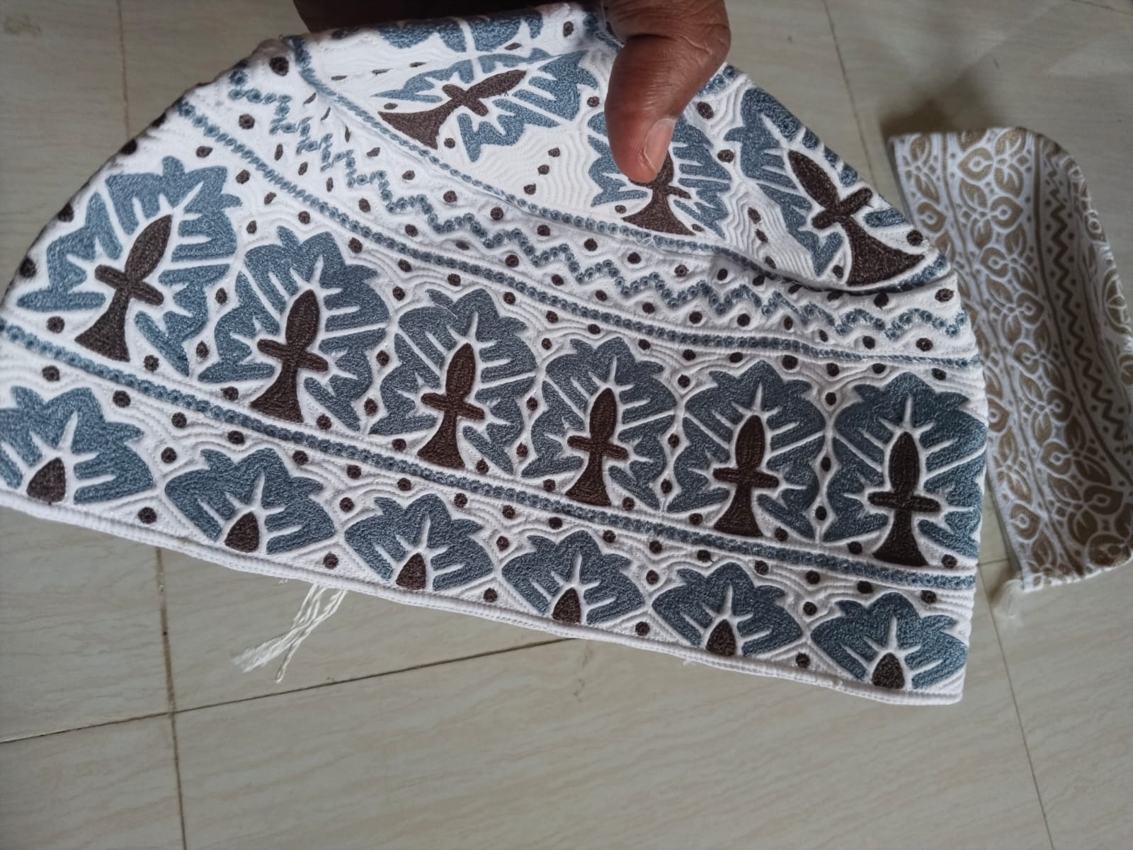 Premium White Muslim Kumma Cap with Elegant Stitch Design